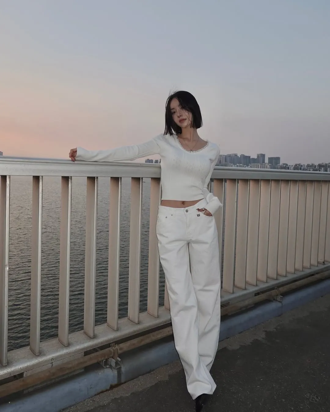 Phối hợp lụa bóng bẩy và chất liệu kaki cứng cáp