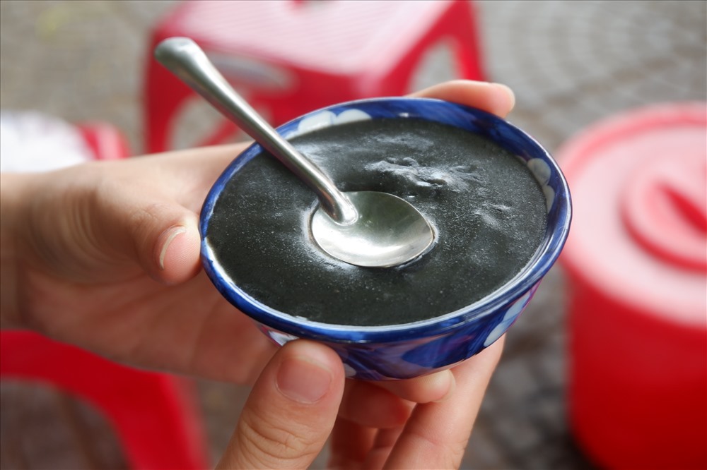 Chè vừng đen với nước cốt dừa và quẩy giòn
