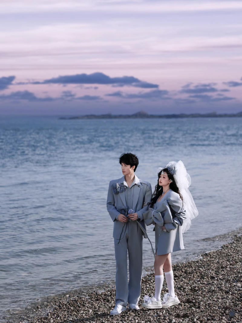 Phối đồ đôi đi biển hài hòa