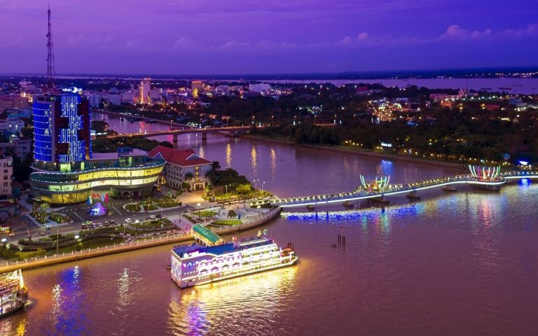 Cầu đi bộ Bến Ninh Kiều hình chữ S nối liền với cồn Cái Khế