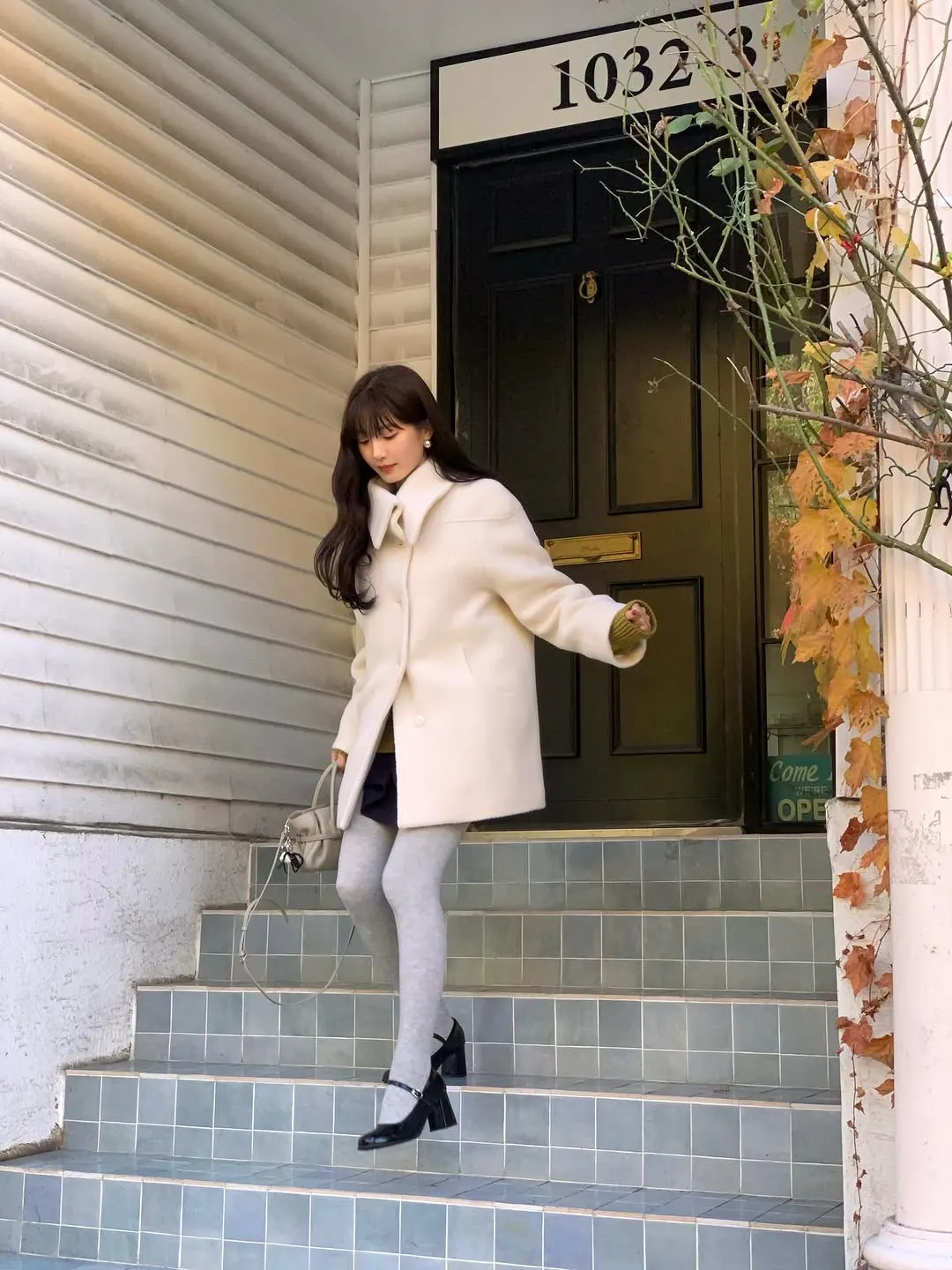 Quần tất và legging giúp giữ ấm khi mặc váy mùa đông