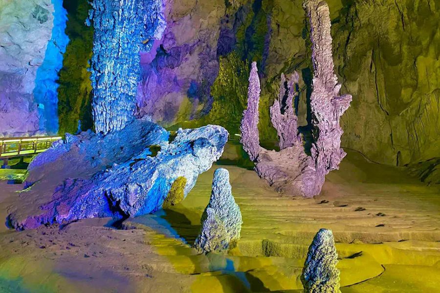 Động Ngườm Ngao kỳ vĩ trong núi đá