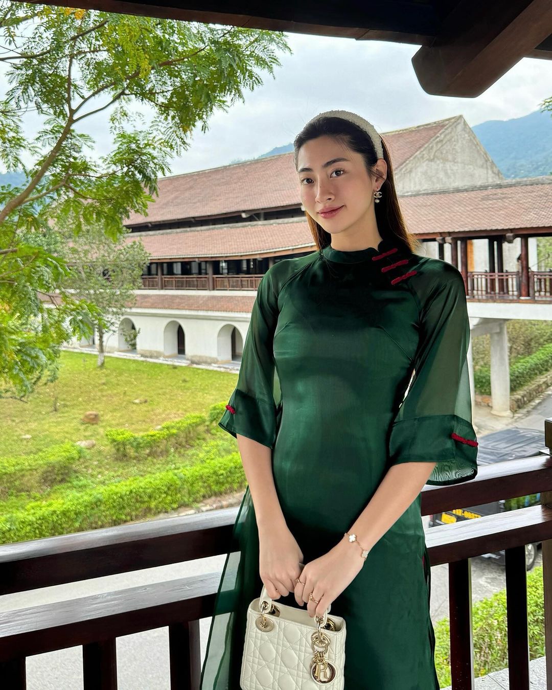 Hoa hậu Lương Thùy Linh mặc áo dài đi chùa
