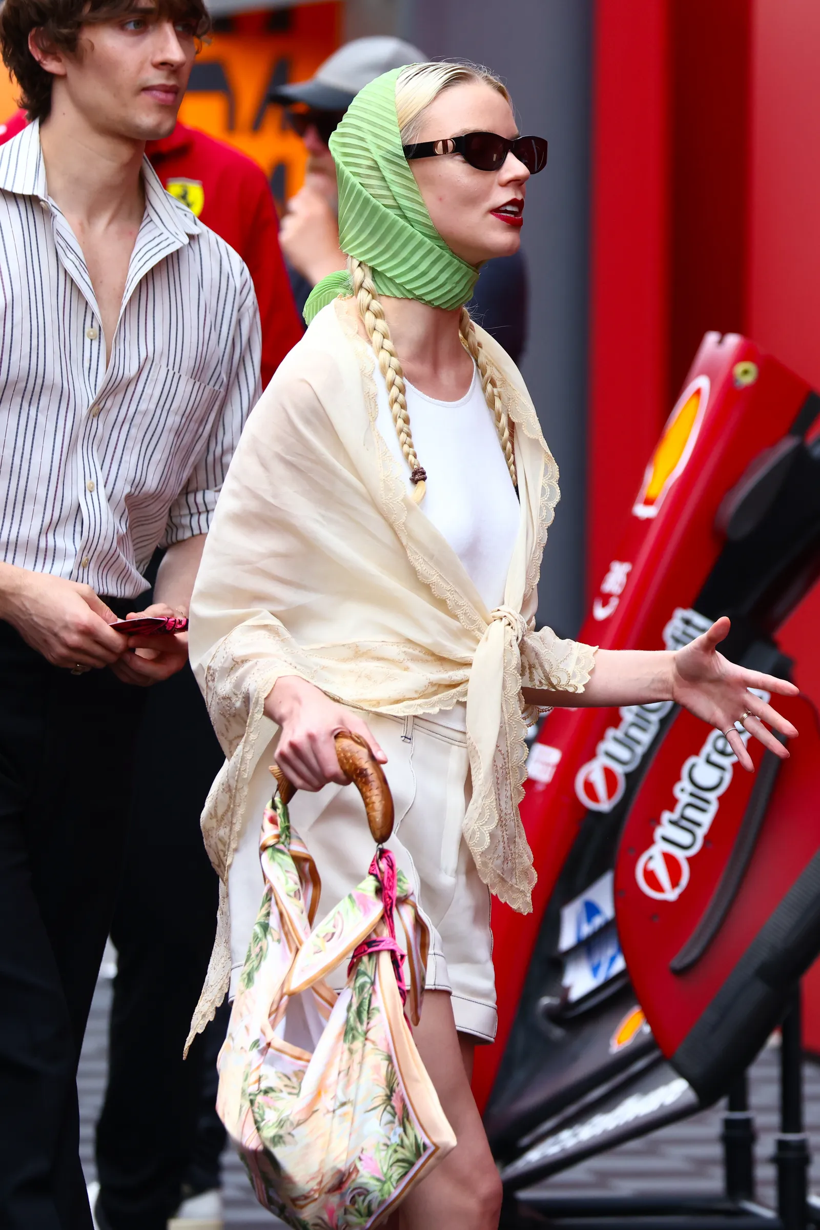 Sao diện outfit đi biển cùng xu hướng scarf top