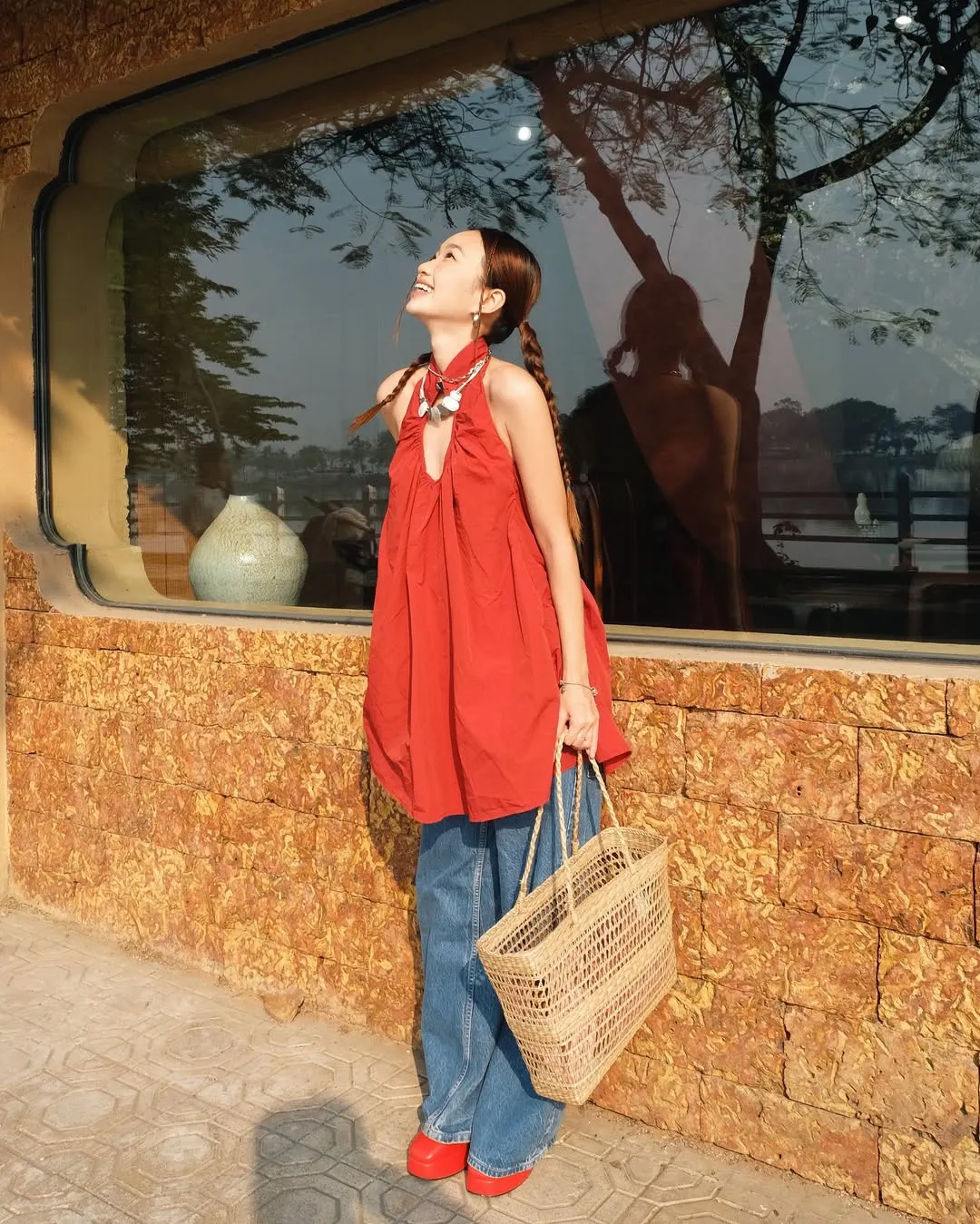 Đầm cổ yếm mang đến vẻ đẹp hiện đại pha chút truyền thống cho chuyến đi mùa xuân
