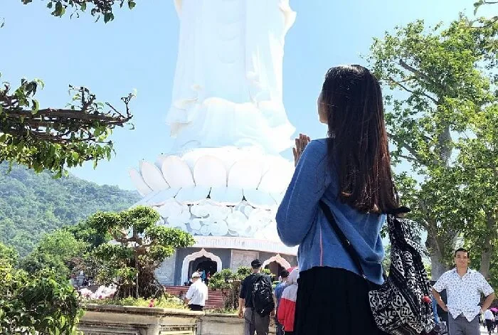 Trang phục đến địa điểm linh thiêng tại Đà Nẵng