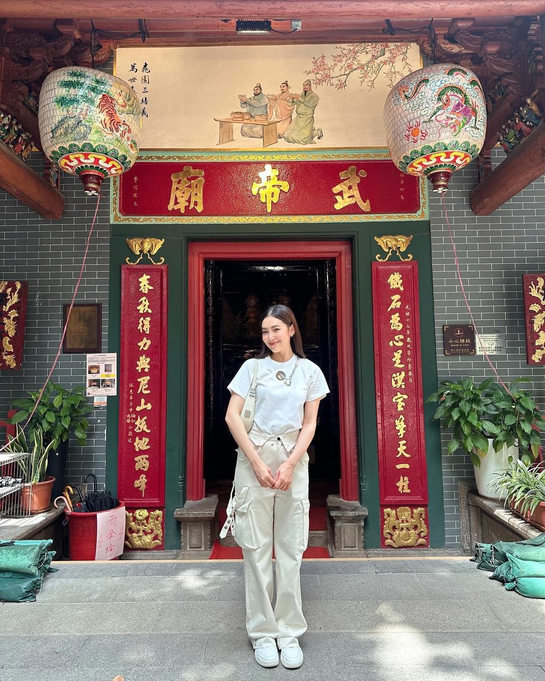Áo thun trẻ trung đi chùa