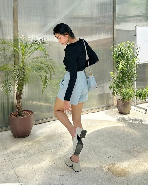 Quần short vải bố 2 túi phối viền bèo kết hợp với áo thun ren