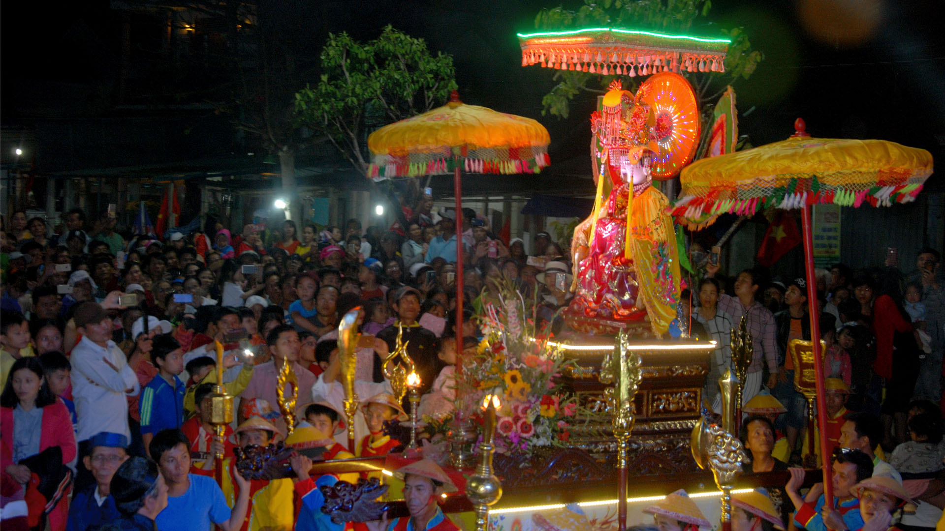 Không khí lễ hội rước cộ