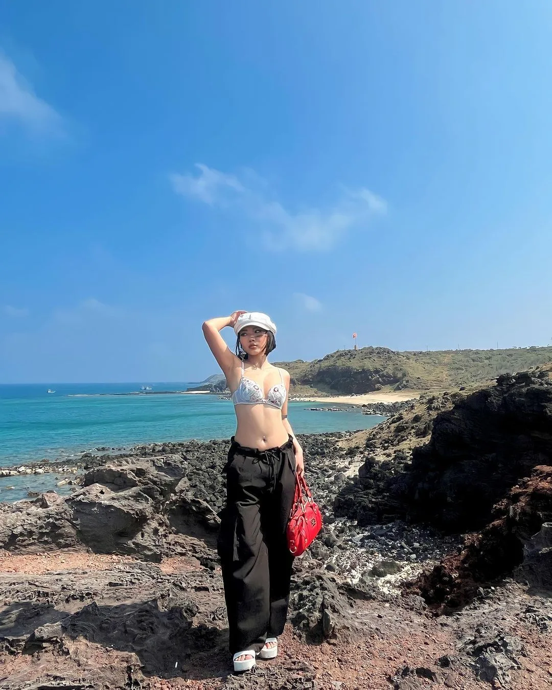 Bản phối áo bra bikini gợi cảm kết hợp cùng quần dài ống rộng thời thượng