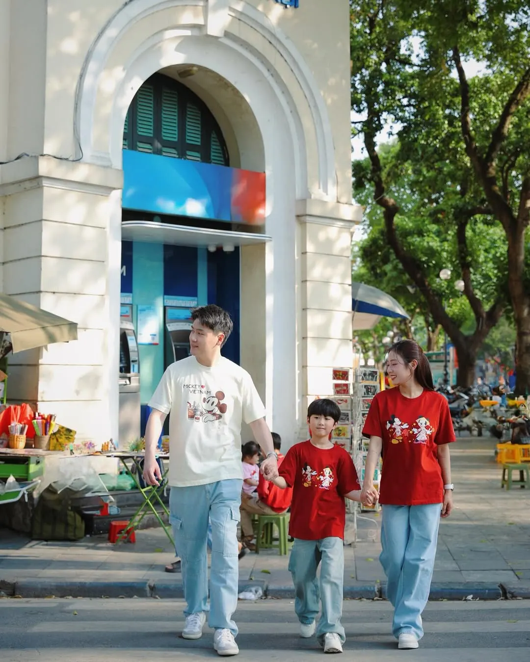 Áo thun cotton in hình hoạt họa giúp cả gia đình trông năng động, trẻ trung trong chuyến du Xuân