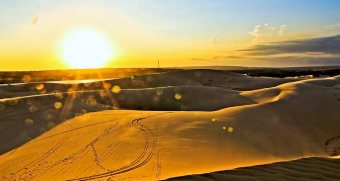 Đồi cát đỏ lúc hoàng hôn