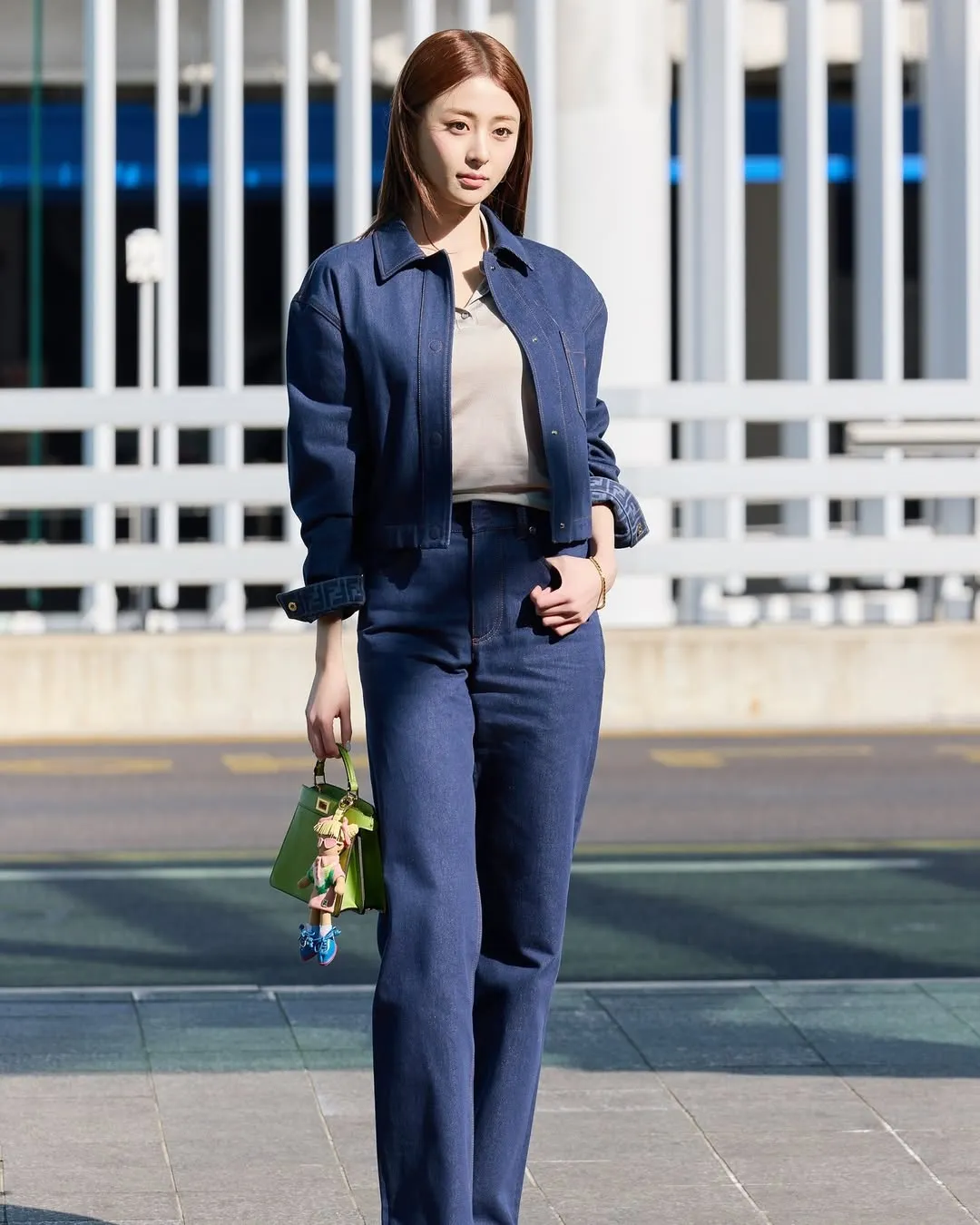 Huh Yun-jin với denim-on-denim