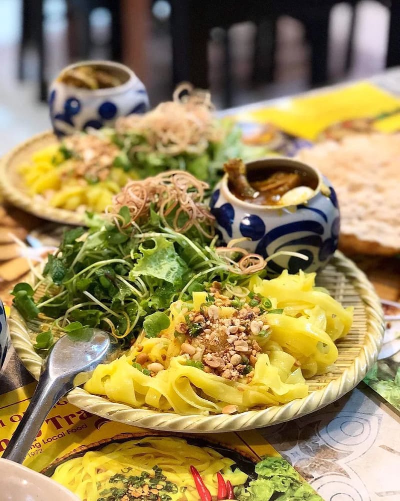 Tô mì Quảng nóng hổi