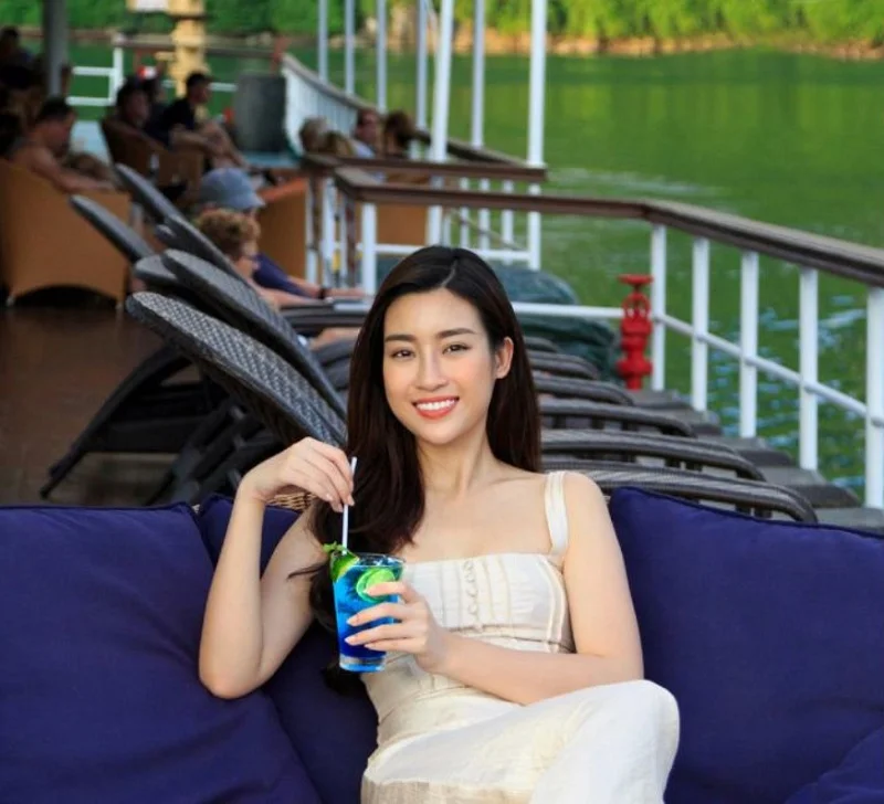 Phối đầm cổ vuông đi du thuyền