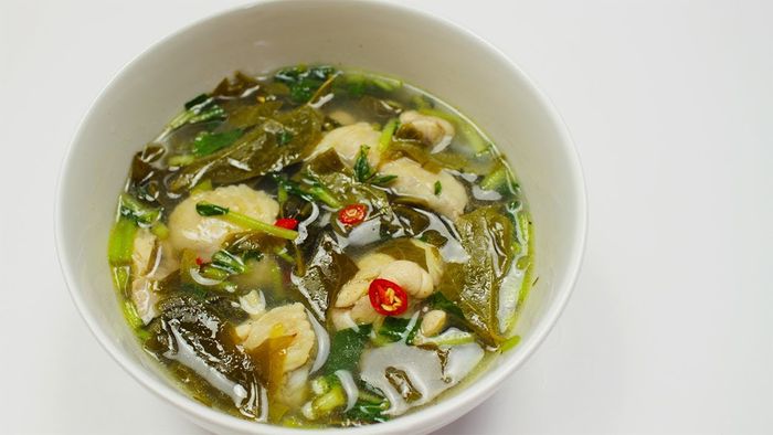 Canh gà lá giang nóng hổi