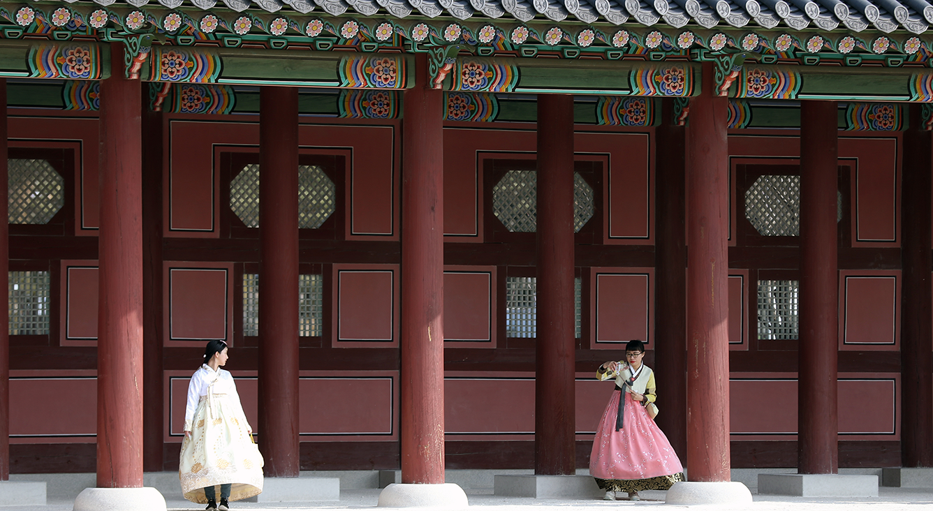 Hanbok giữa sân cung
