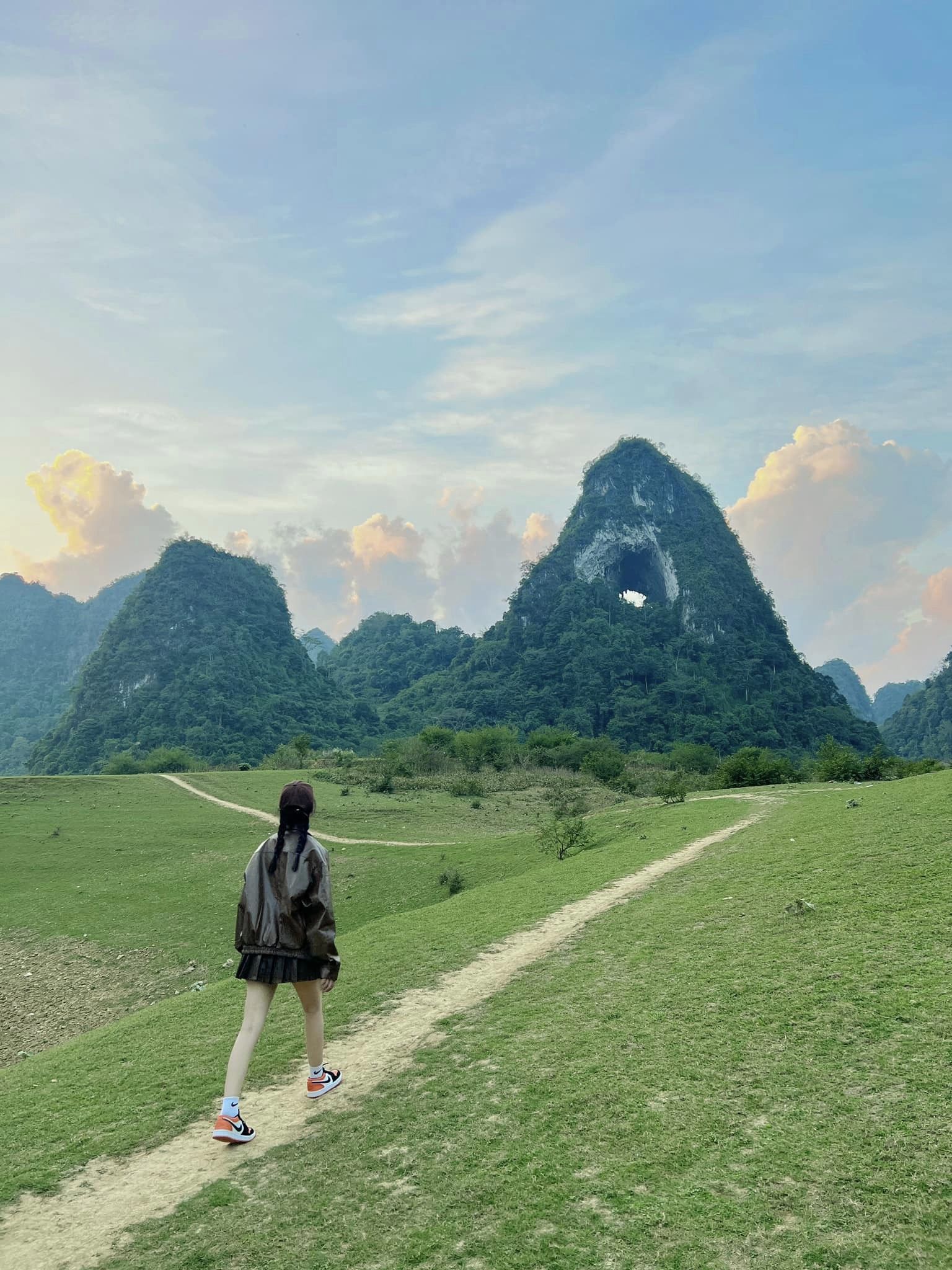 Động Ngườm Ngao và cảnh núi đá