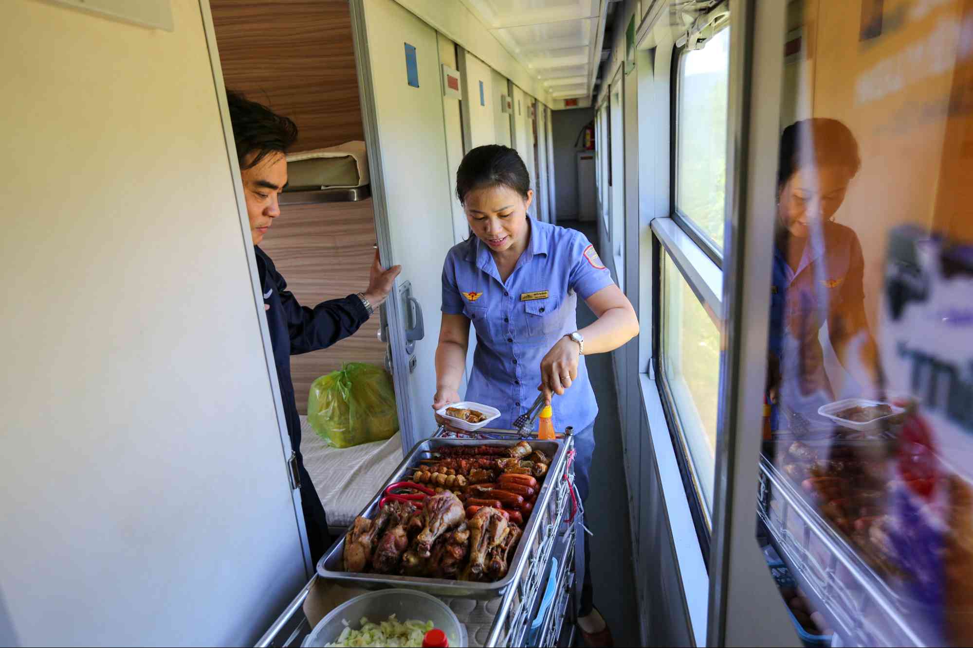 Nhân viên tàu hỏa phục vụ cơm trưa cho hành khách