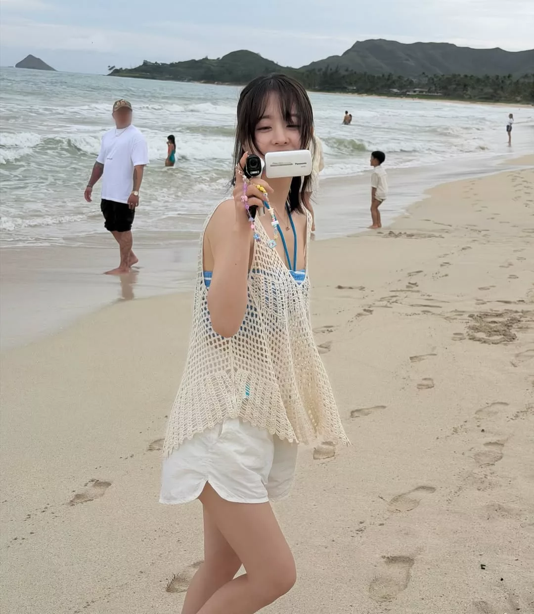 “Mỹ nhân không tuổi” Park Bo Young gợi ý tuyệt chiêu diện áo lưới dáng rộng khoác ngoài bikini đầy tinh tế bên bờ biển.