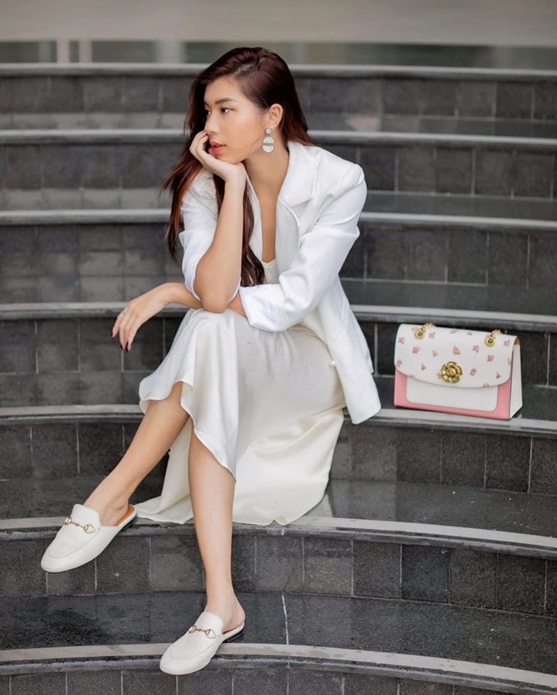 Váy trắng tối giản cho mùa hè