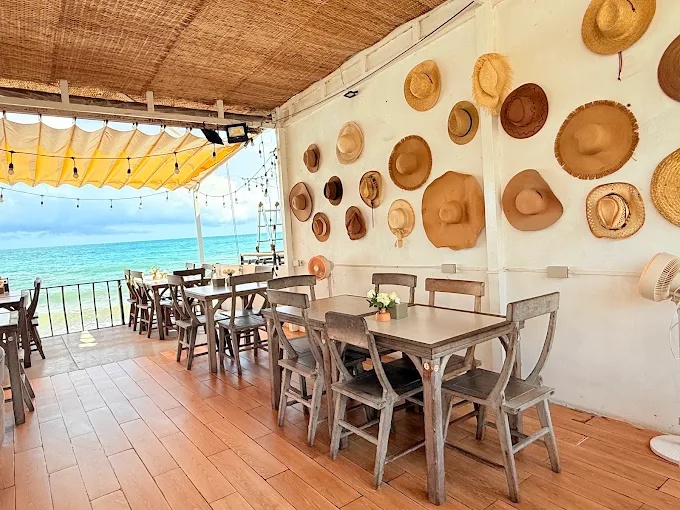 Vị trí ngồi sát biển tại Cafe Sunset on the Beach