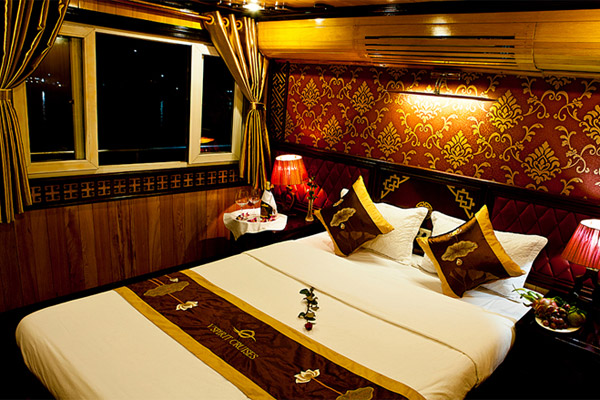 Vịnh Hạ Long và tàu du lịch