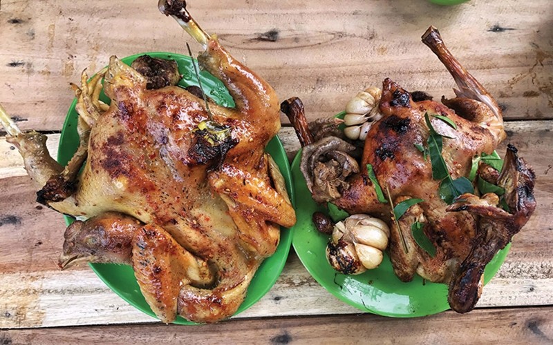 Gà đốt lá chúc Ô Thum