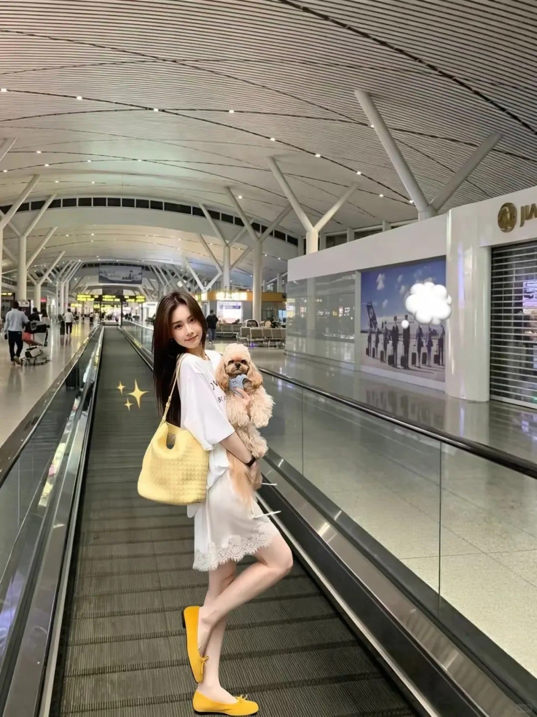 Outfit áo trắng phối chân váy ren và phụ kiện vàng