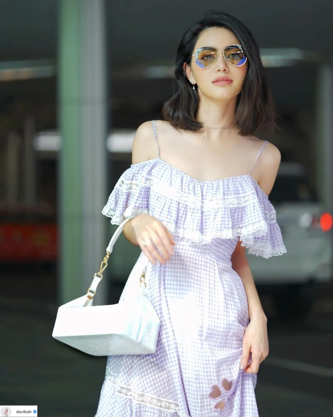 Phóng khoáng cùng trang phục cut-out