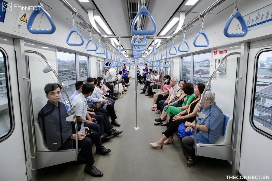 Hành khách đi lên tàu metro