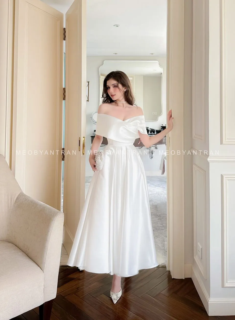 Thử đồ đầm dự tiệc trong cửa hàng