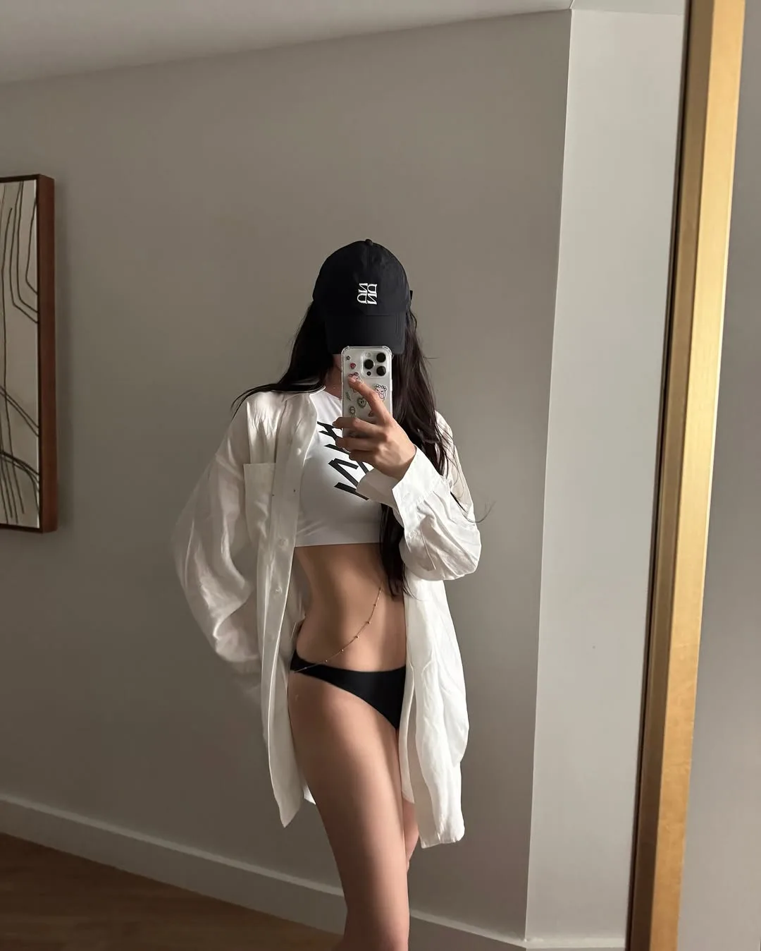 Mũ panama phối cùng sơ mi trắng oversize