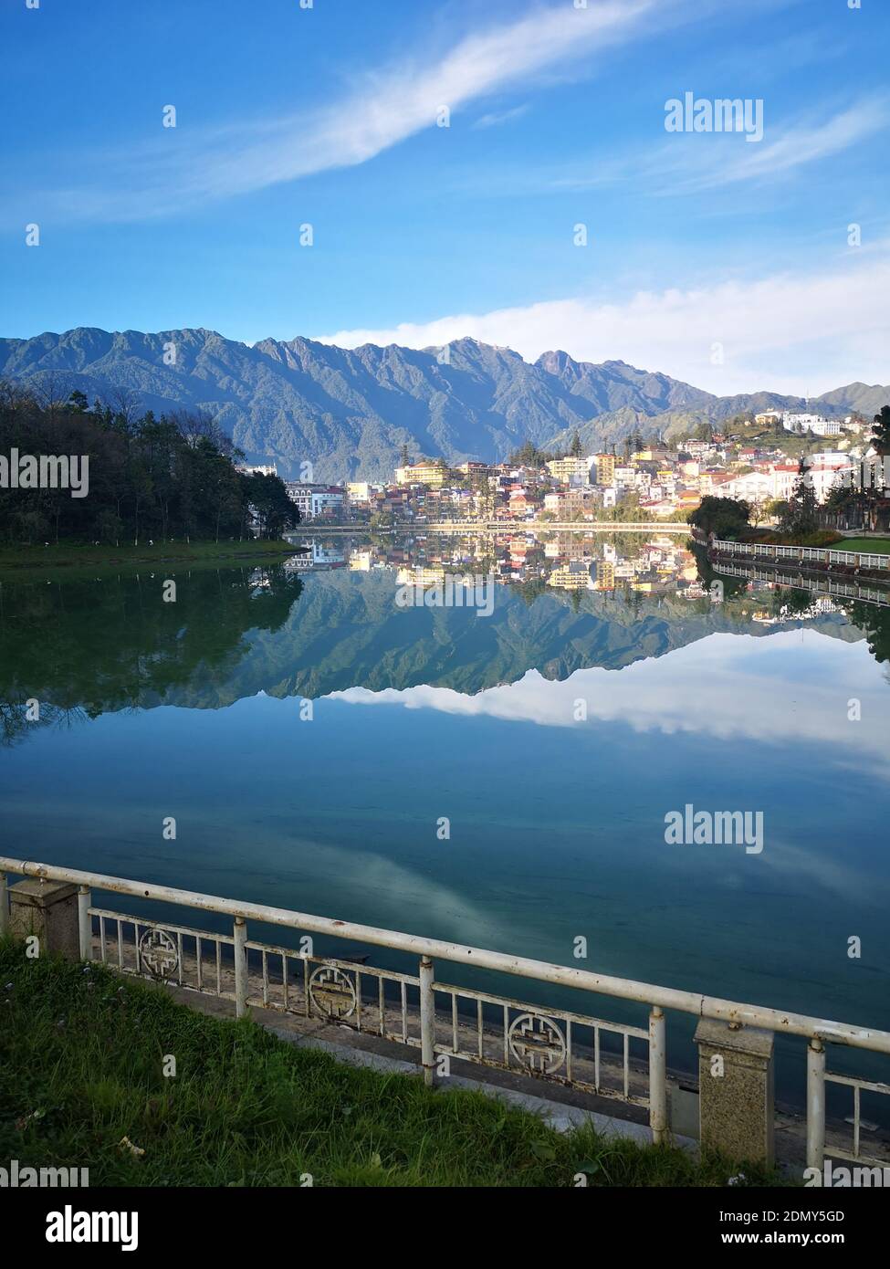 Mặt hồ Tà Pạ yên tĩnh