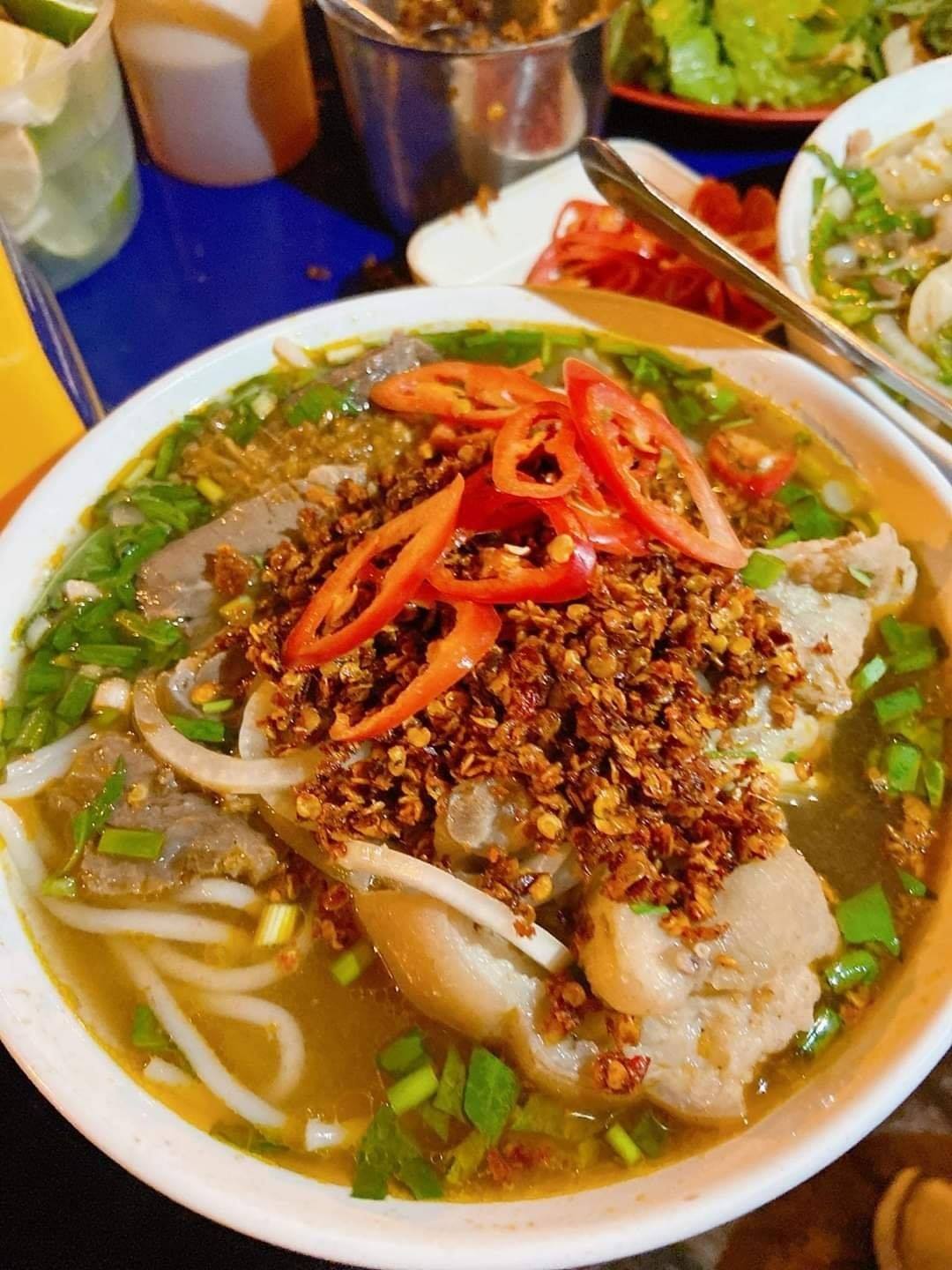 Bún bò nóng hổi