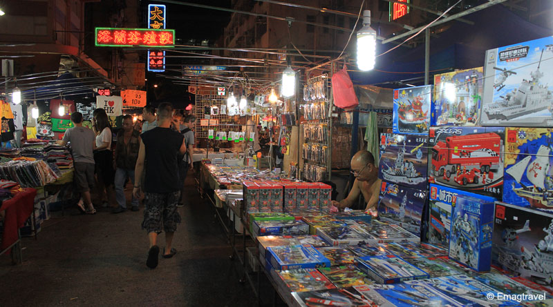 Sạp hàng đa dạng tại Temple Street Market