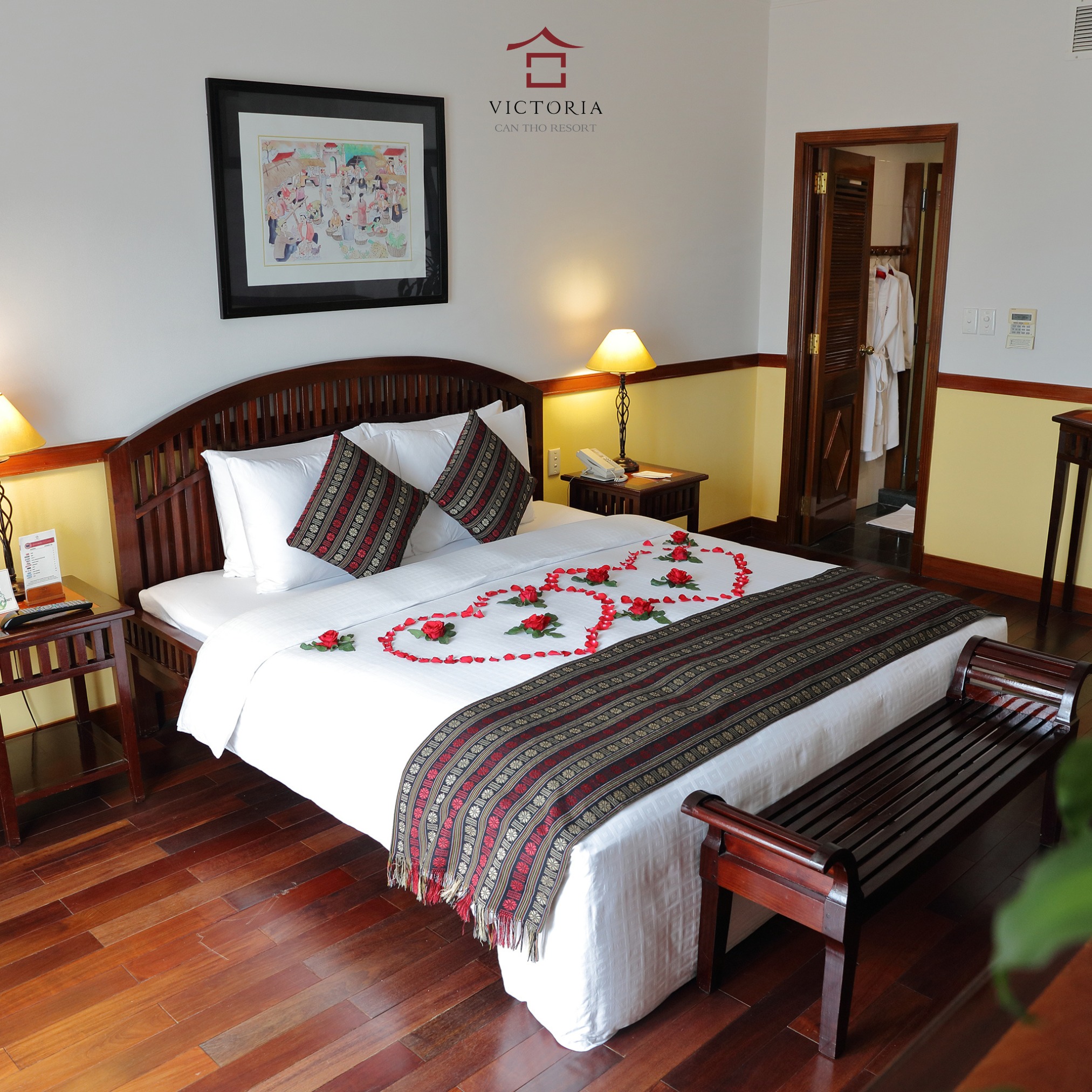 Gia đình nghỉ hè gần sông