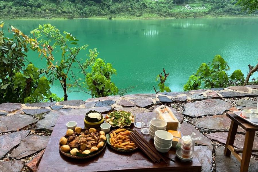 Hồ Thang Hen yên bình giữa núi đá