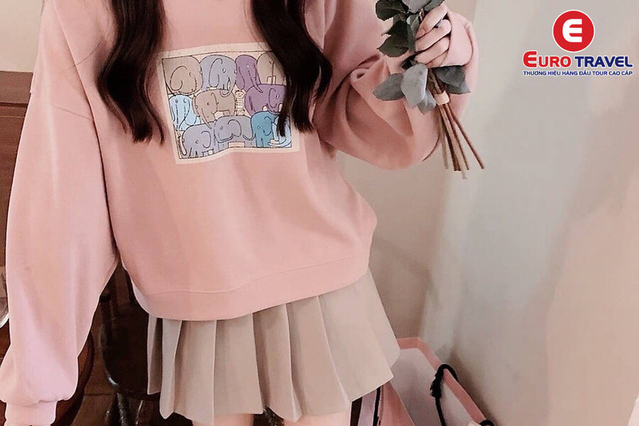 Trang phục đi du lịch, mặc áo phông tay dài oversize + váy xếp ly