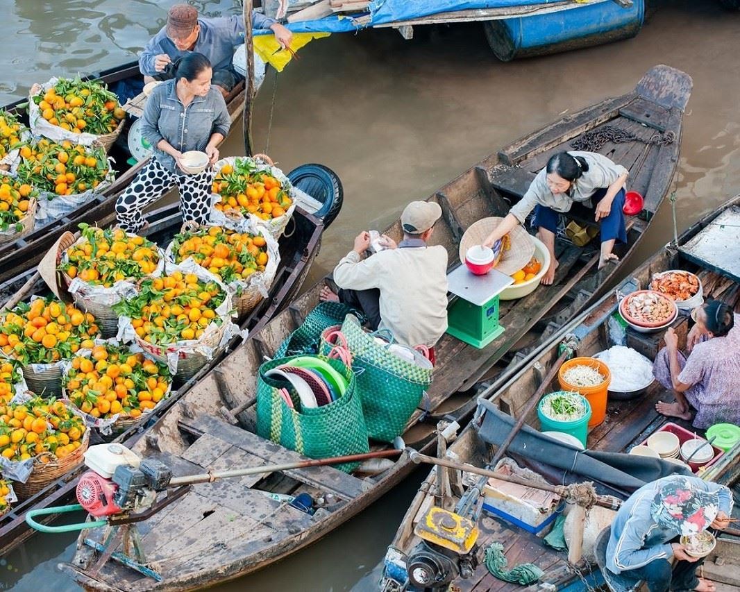 Chợ nổi Cái Răng với hàng trăm ghe thuyền buôn bán tấp nập