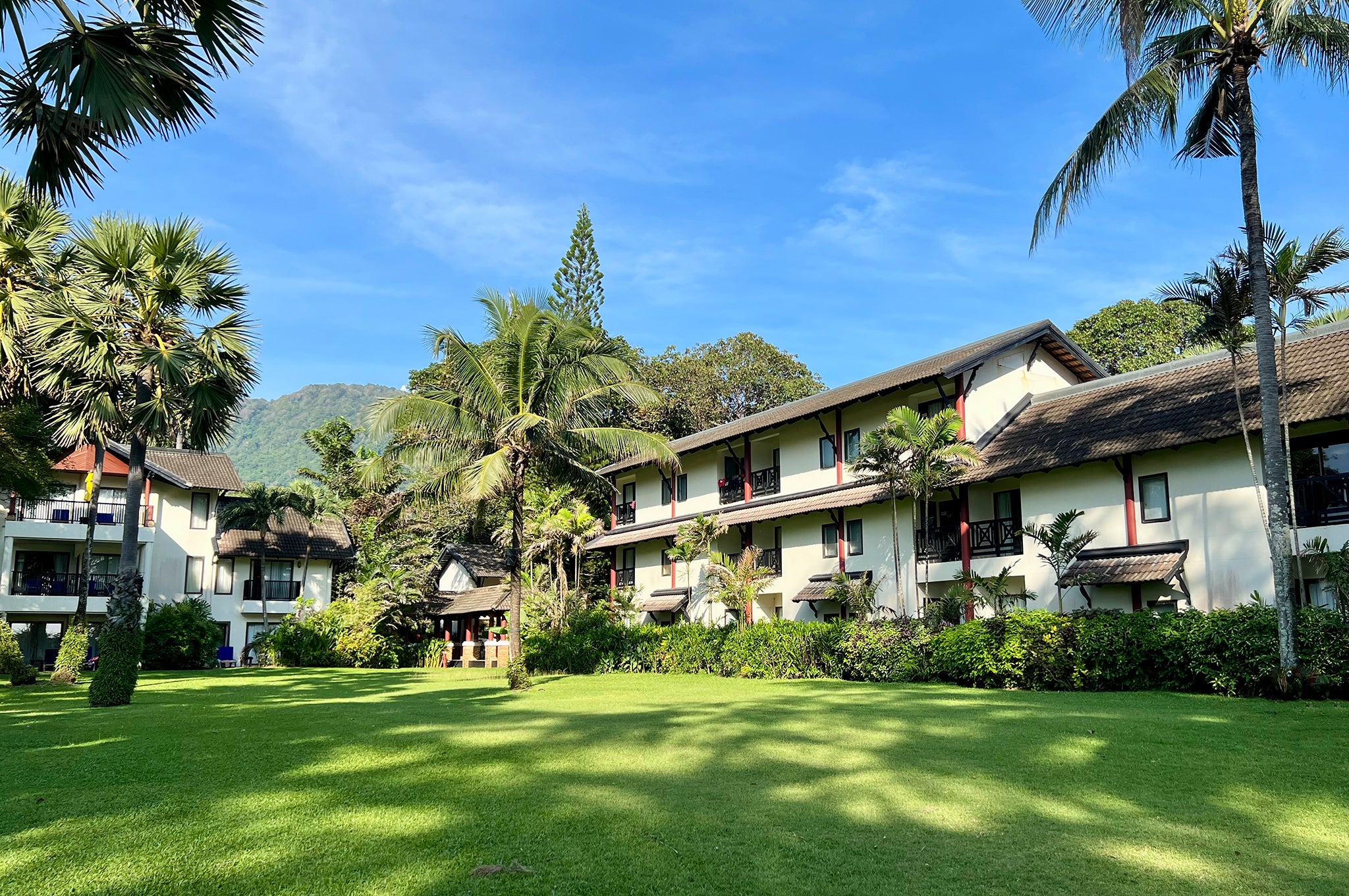 Hồ bơi tại resort ven biển Kata