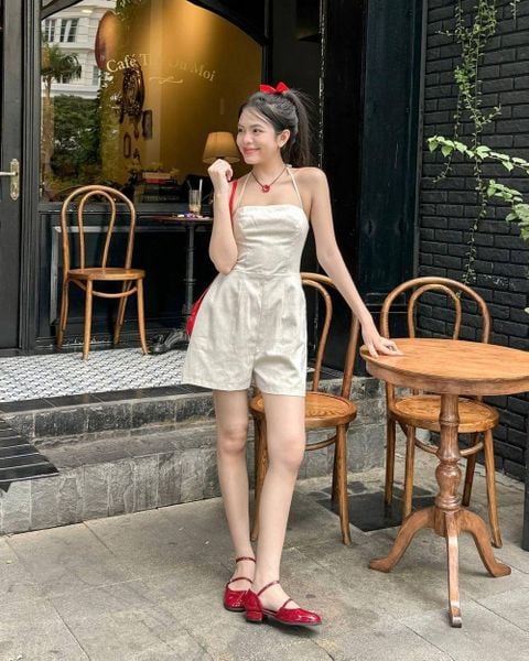 Jumpsuit ngắn năng động giúp đôi chân trông dài hơn và dễ dàng di chuyển