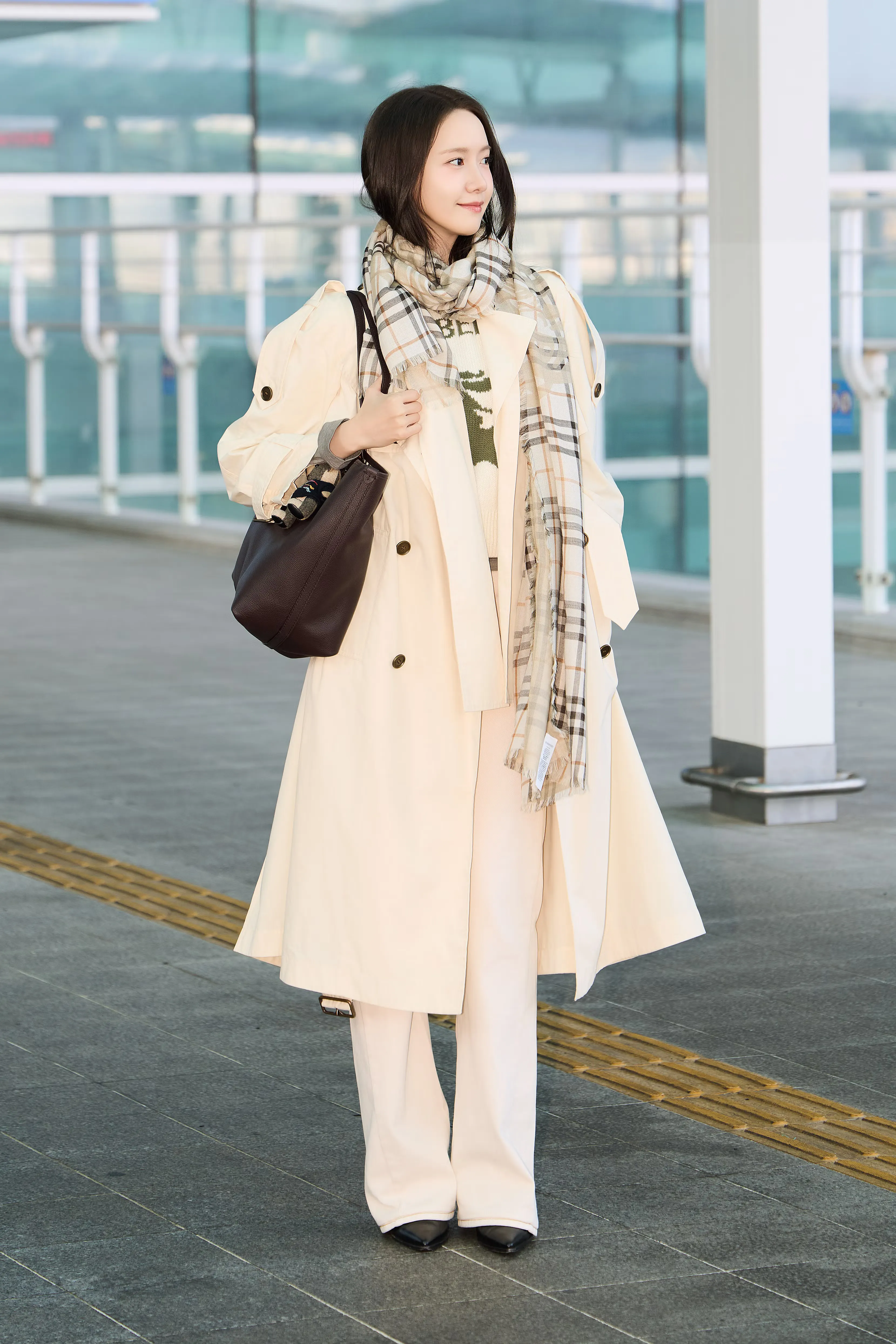 Yoona với áo khoác dáng dài