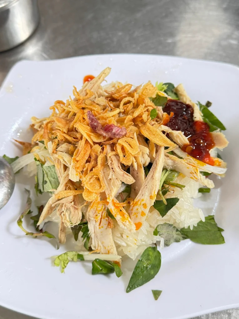 Xôi gà nóng buổi sớm