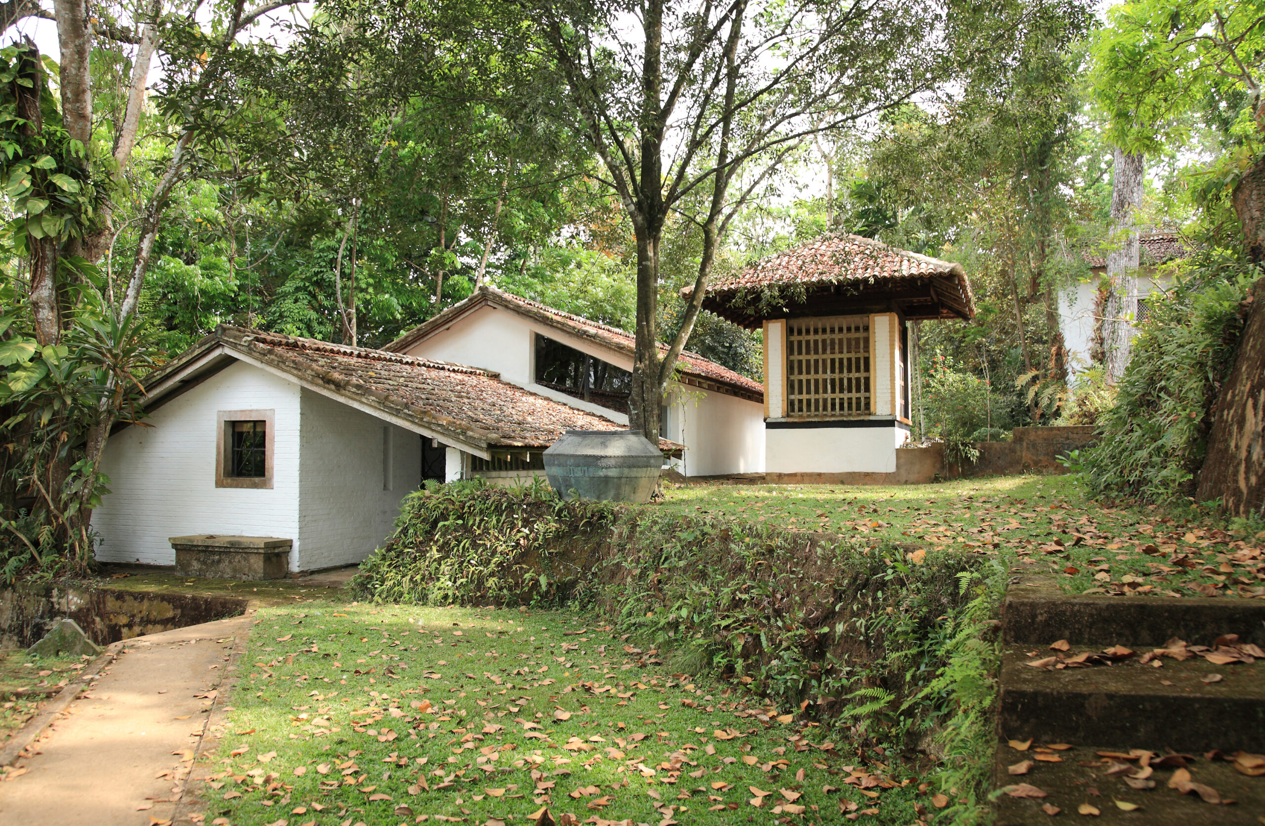 Hen House — công trình nhỏ tại điền trang Lunuganga nơi vật liệu được để tự nhiên phong hóa theo năm tháng