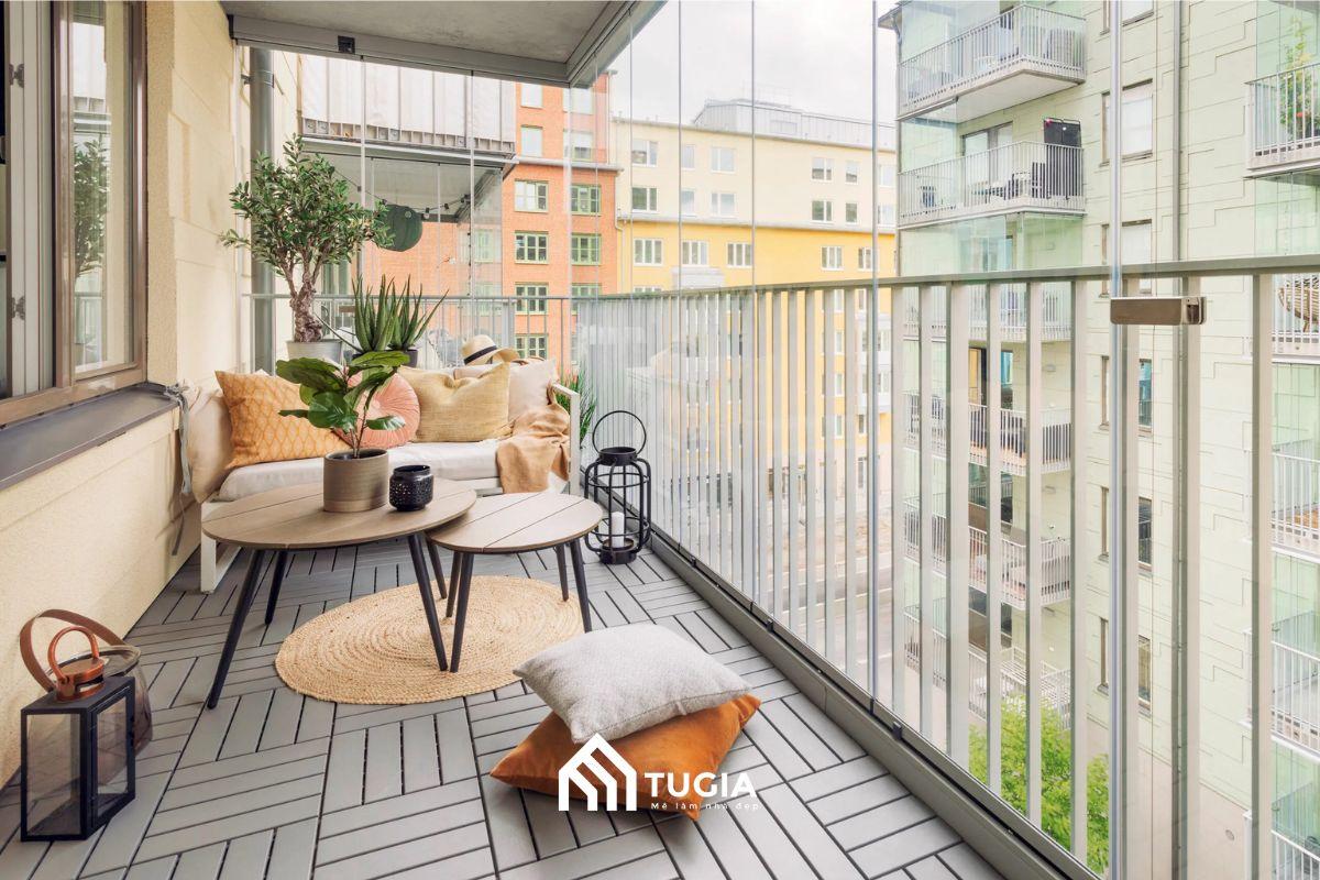 Đặt bàn trà và sofa tại ban công