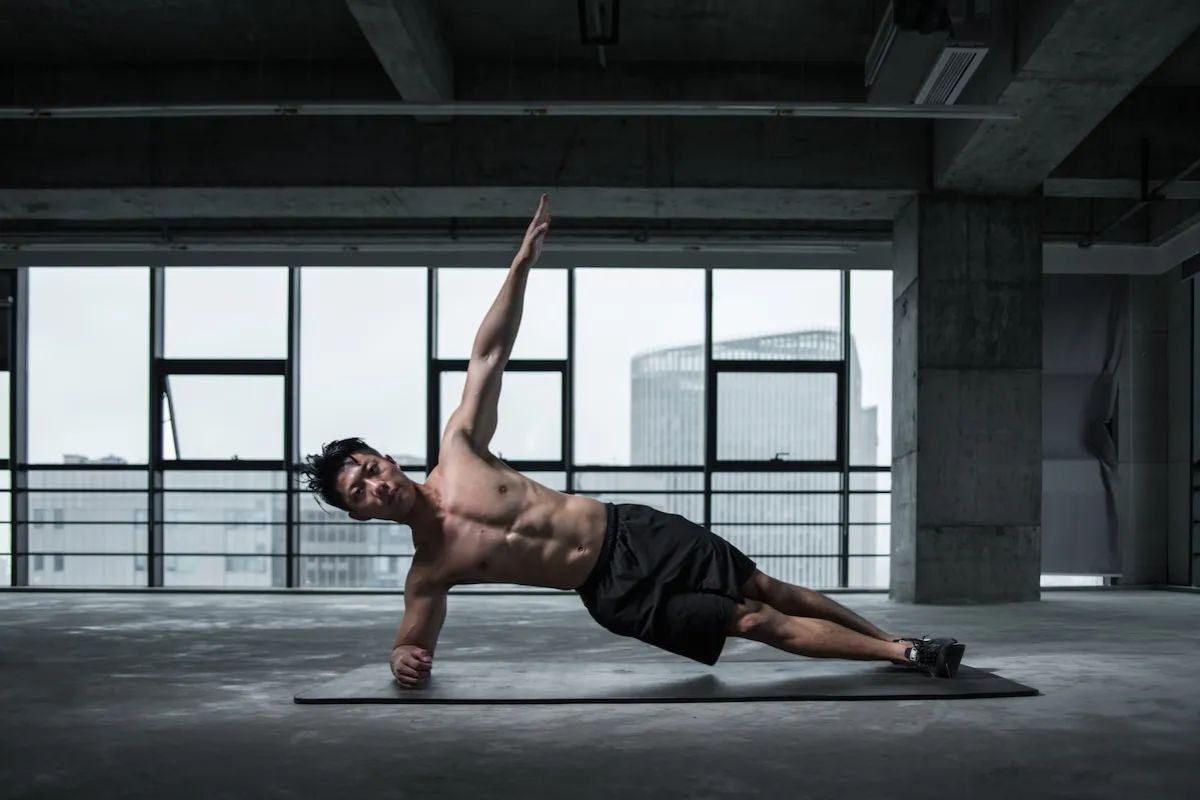 Duy trì đường thẳng từ vai đến mắt cá chân