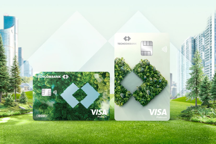 Bộ đôi thẻ tín dụng và thẻ thanh toán Techcombank Visa Eco được làm từ nhựa tái chế thân thiện với môi trường.