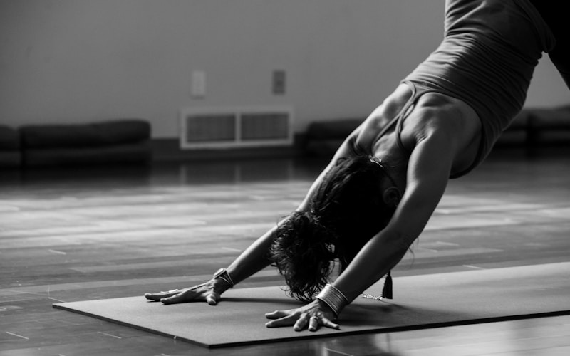 Khách hàng tham gia lớp yoga buổi sáng tại resort