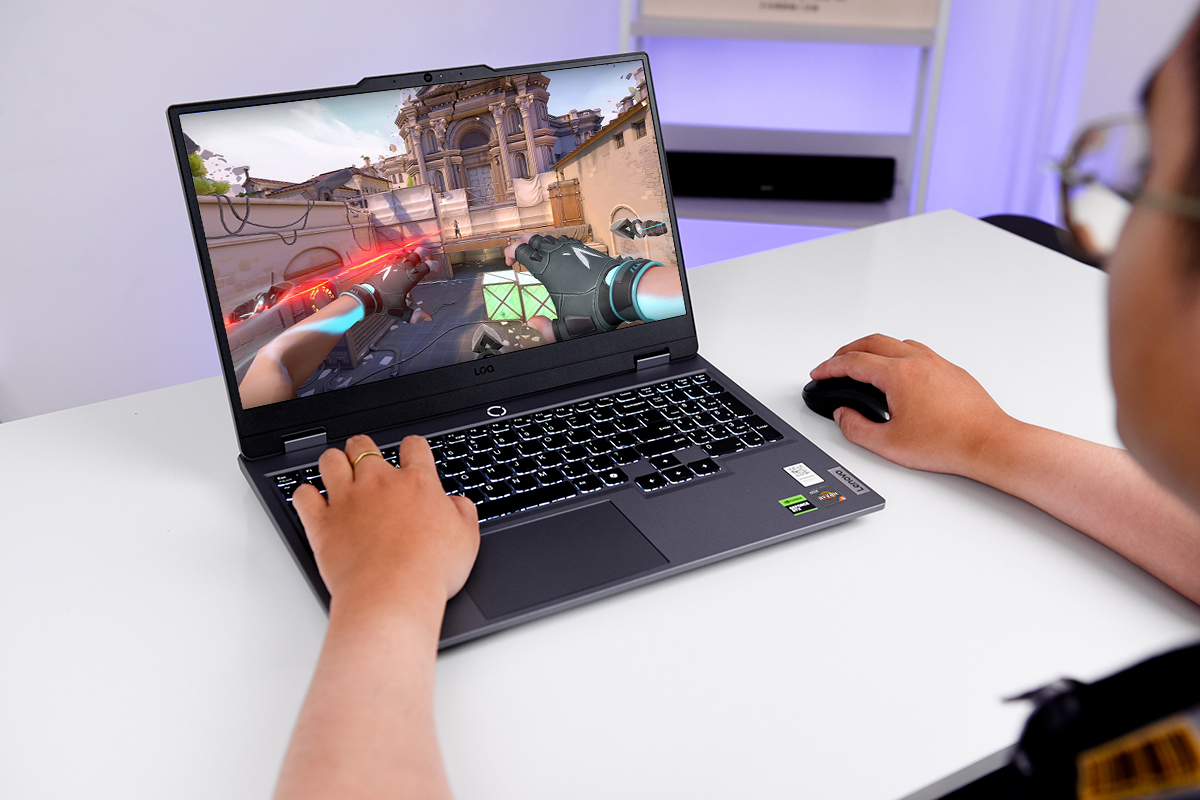 Năm 2024, các dòng laptop mới thường sử dụng bộ vi xử lý Intel Core Ultra hoặc AMD Ryzen AI 300 series